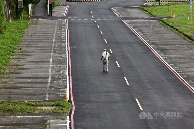 Seorang pejalan kaki berjalan di sepanjang tempat parkir kosong di Taman Riverside Rainbow Taipei saat taifun semakin mendekat. (Sumber Foto : CNA, 1 Oktober 2024)