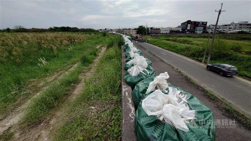 Cabang Manajemen Sungai V dari Direktorat Jenderal Sumber Daya Air menumpuk banyak karung pasir di tanggul Sungai Bazhang sebagai langkah antisipasi. (Sumber Foto : CNA, 2 Oktober 2024)