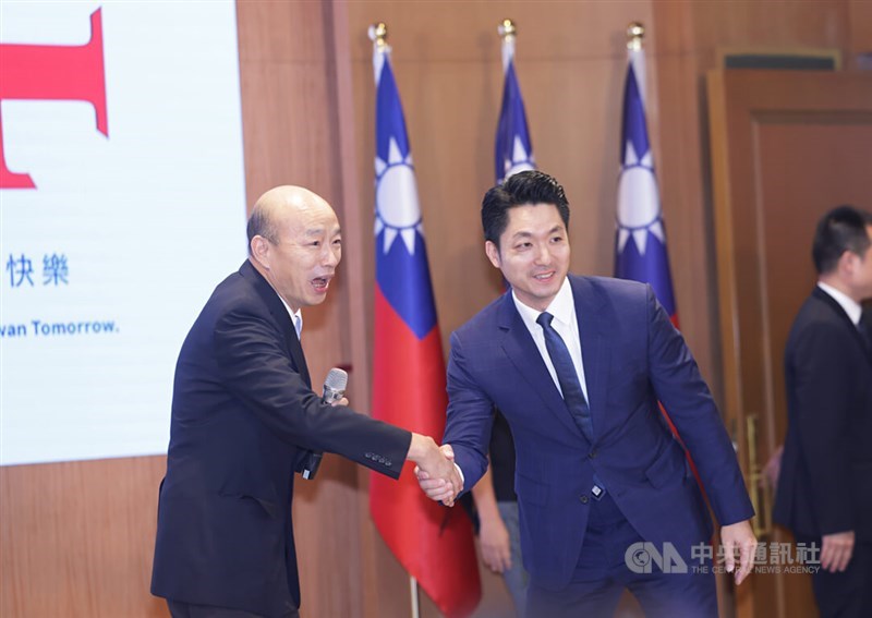 Ketua Legislatif Han Kuo-yu (kiri) dan Wali Kota Taipei Chiang Wan-an berjabat tangan di konferensi pers di Taipei Jumat. (Sumber Foto : CNA, 4 Oktober 2024)