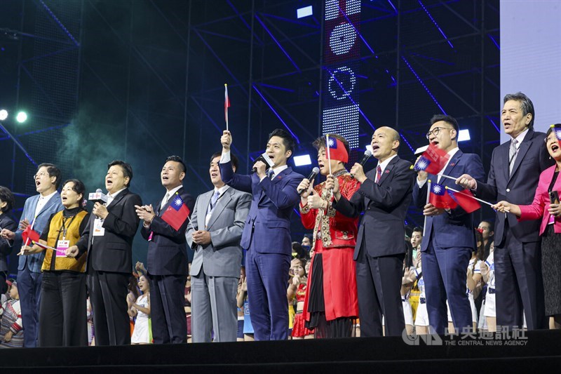 Wali Kota Taipei Chiang Wan-an (keenam dari kiri) dan Ketua Legislatif Han Kuo-yu (kedelapan dari kiri) menyanyikan sebuah lagu di akhir acara perayaan Sabtu. (Sumber Foto : CNA, 5 Oktober 2024)