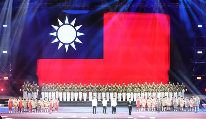 Paduan suara dari National Defense University, Jiaxing Elementary School dan Taoshan Elementary School, bersama dengan medalis Olimpiade Lin Yu-ting, Lee Yang dan Wang Chi-lin memimpin penonton dalam menyanyikan lagu kebangsaan. (Sumber Foto :  CNA, 5 Oktober 2024)