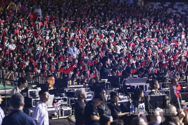 Para pengunjung acara dengan antusias melambaikan miniatur bendera nasional Taiwan. (Sumber Foto :  CNA, 5 Oktober 2024)