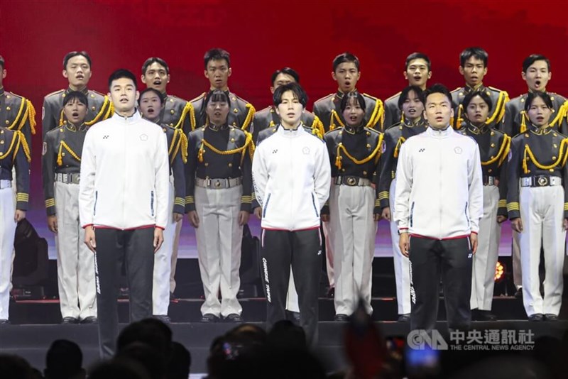 Para pemenang medali Olimpiade Lin Yu-ting (tengah), Lee Yang (kanan) dan Wang Chi-lin menyanyikan lagu kebangsaan. (Sumber Foto :  CNA, 5 Oktober 2024)