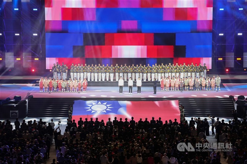Pasukan pengibar bendera membentangkan bendera kebangsaan Republik Tiongkok di depan panggung dalam acara perayaan Hari Nasional di Taipei Dome Sabtu. (Sumber Foto : CNA, 5 Oktober 2024)