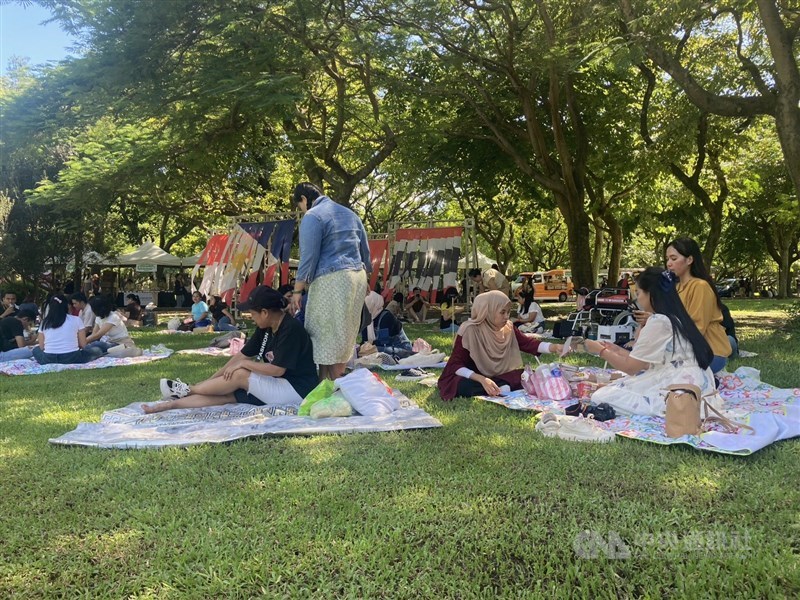 Para PMI sedang berpiknik di Taman Daan Taipei. (Sumber Foto: CNA, 6 Oktober 2024)