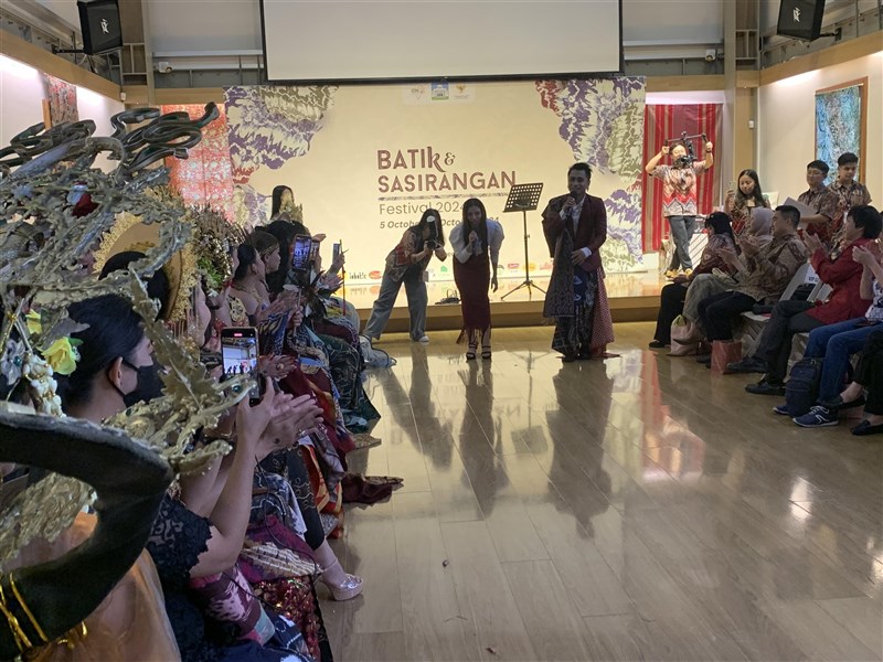 Penampilan PMI saat beraksi menyanyikan lagu Indonesia di Festival Batik dan Sasirangan. (Sumber Foto : CNA, 6 Okt. 2024)