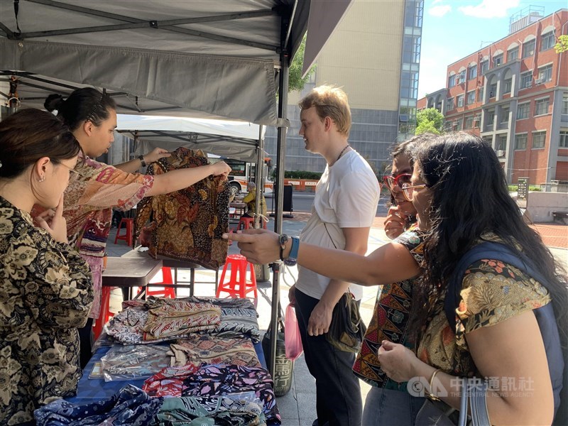 Thomas Mayer (berbaju putih) saat berkunjung ke salah satu stan batik. (Sumber Foto : CNA, 6 Okt. 2024).