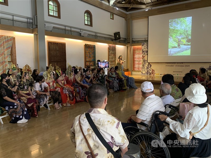 Para pengunjung yang hadir. (Sumber Foto : CNA, 6 Okt. 2024).