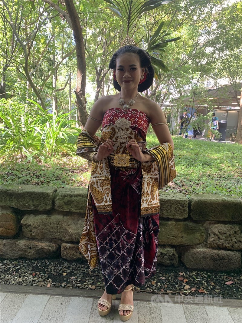 Arin, salah satu PMI yang mengikuti lomba peragaan busana batik. (Sumber Foto : CNA, 6 Okt. 2024).