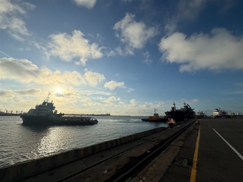 Kapal "Ta Ho Marine" berhasil ditarik dan bersandar di Pelabuhan Taichung pada Sabtu sore. (Sumber Foto : Kantor Patroli Pantai III CGA)