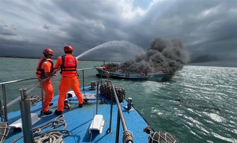 Sebuah kapal perikanan terbakar di lepas pantai Hsinchu pada Senin. (Sumber Foto : Direktorat Jenderal Penjaga Pantai)