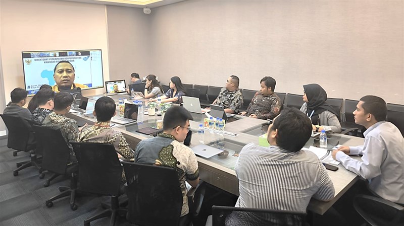 Direktur Penempatan Non Pemerintah Kawasan Asia dan Afrika BP2MI, Mucharrom Ashadi (pada layar tangkap) menyampaikan bahwa pendataan ini nantinya dapat menjadi proyek utama yang dapat digunakan di negara lain. (Sumber Foto : KDEI, 27 September 2024)