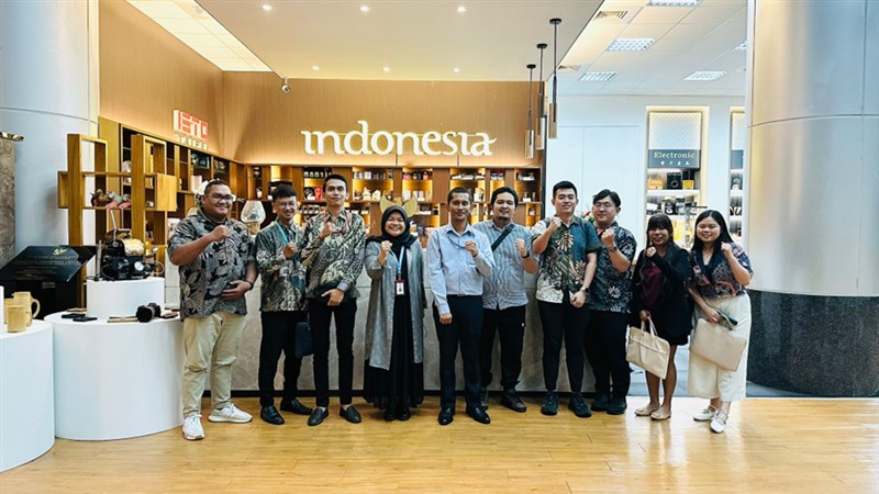 Para PMI profesional setelah melakukan uji coba pendataan. Dari kiri perwakilan PCINU, dua orang perwakilan BNI, Mira Caliandra dan Kadir, analis bidang ketenagakerjaan KDEI (tengah), perwakilan BRI, perwakilan Telin, perwakilan YIPA, perwakilan BPJS Ketenagakerjaan dan Perpita. (Sumber Foto : KDEI, 27 September 2024)