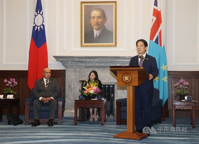 Presiden Lai Ching-te (berdiri, kanan) berbicara dalam pertemuannya dengan Perdana Menteri Tuvalu yang sedang berkunjung, Feleti Penitala Teo (pertama kiri) di Kantor Kepresidenan di Taipei pada Selasa. (Sumber Foto : CNA, 8 Oktober 2024)