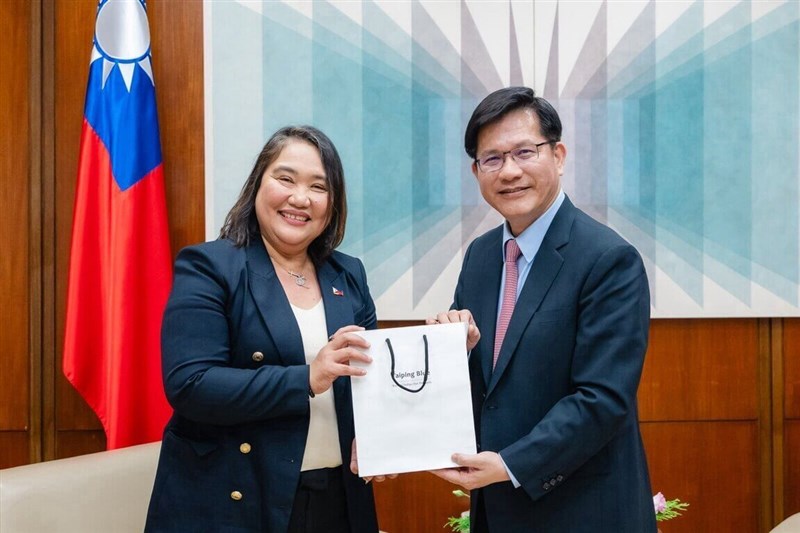 Menteri Luar Negeri Lin Chia-lung (kanan) dan Cheloy Garafil, perwakilan tertinggi baru Filipina untuk Taiwan, berpose untuk foto di kantor pusat Kementerian Luar Negeri (MOFA) Taipei pada Senin. (Sumber Foto : MOFA, 8 Oktober 2024)