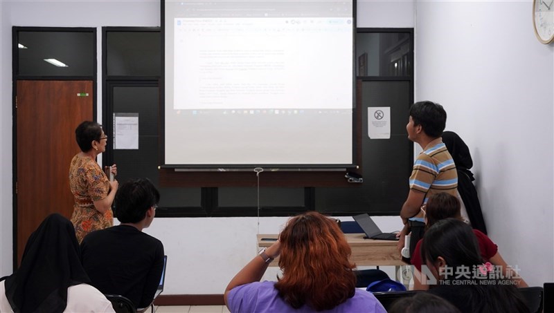 Nurni Wahyu Wuryandari (kiri, berdiri), dosen senior Program Studi Cina Universitas Indonesia. (Sumber Foto : CNA Jakarta)