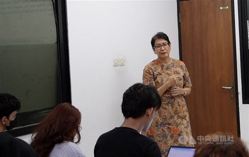Nurni Wahyu Wuryandari (berdiri), dosen senior Program Studi Cina Universitas Indonesia. (Sumber Foto : CNA Jakarta)