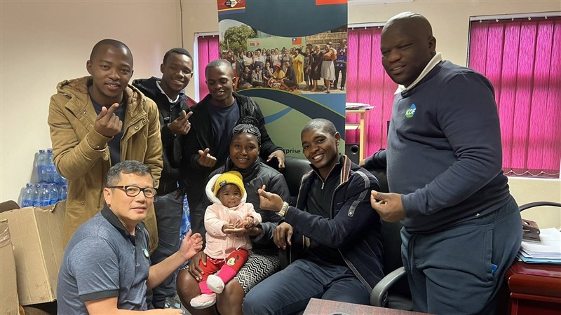 Bayi "Taiwan" bersama ibunya, Nomfundo Mabuza (di tengah, memegang bayi). (Sumber Foto : Taiwan International Cooperation and Development Fund)