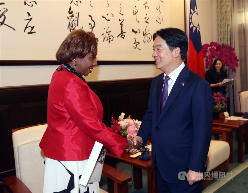 Presiden Lai Ching-te (kanan) berjabat tangan dengan Presiden Senat Saint Lucia Alvina Reynolds, yang sedang berkunjung selama pertemuan di Kantor Presiden pada hari Selasa. (Sumber Foto : CNA, 8 Oktober 2024)
