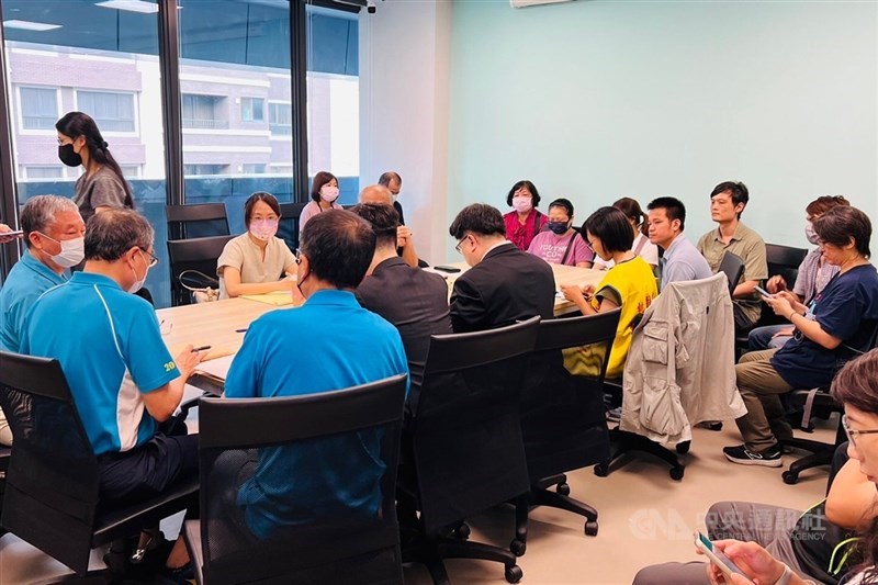 Departemen Ketenagakerjaan Kota Taoyuan mengadakan pertemuan negosiasi terkait PHK Ta Tung Dyeing & Finishing Co. pada September. (Sumber Foto : CNA, 23 September 2024)