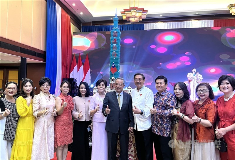 Perwakilan Taiwan di Indonesia John C. Chen (keenam dari kanan) berfoto bersama pengusaha Taiwan di acara resepsi Hari Nasional di Jakarta hari Selasa. (Sumber Foto : CNA, 8 Oktober 2024)