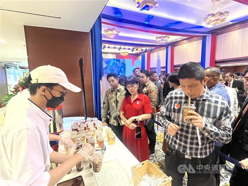 Hadirin acara resepsi Hari Nasional Republik Tiongkok di Jakarta mengantre di stan minuman khas Taiwan, teh boba dari Xing Fu Tang. (Sumber Foto : CNA, 8 Oktober 2024)