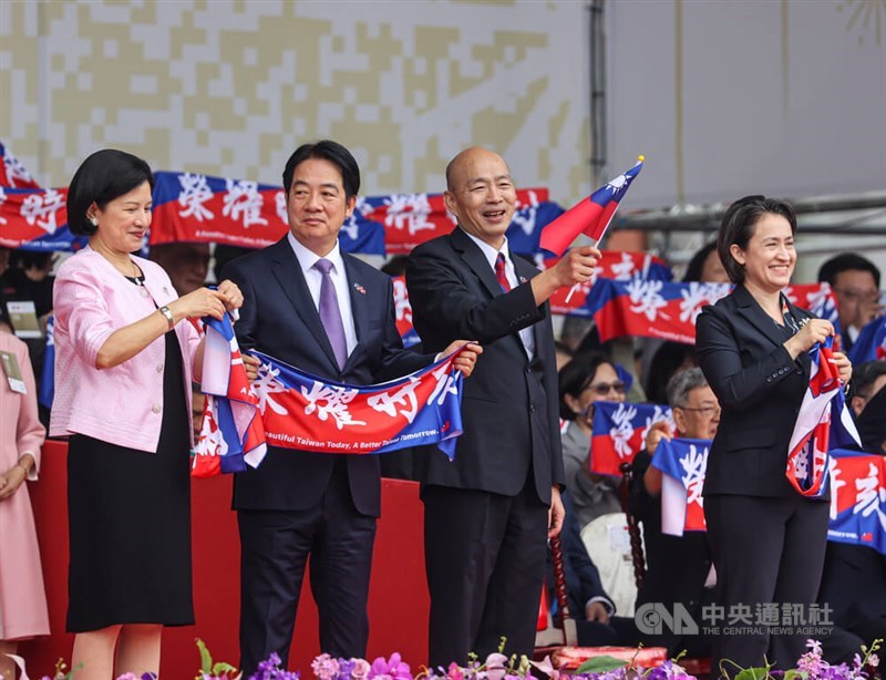 Dari kiri: Ibu Negara Wu Mei-ju, Presiden Lai Ching-te, Ketua Yuan Legislatif Han Kuo-yu, dan Wakil Presiden Hsiao Bi-khim, di acara perayaan Hari Nasional di depan Kantor Kepresidenan di Taipei hari Kamis. (Sumber Foto : CNA, 10 Oktober 2024)