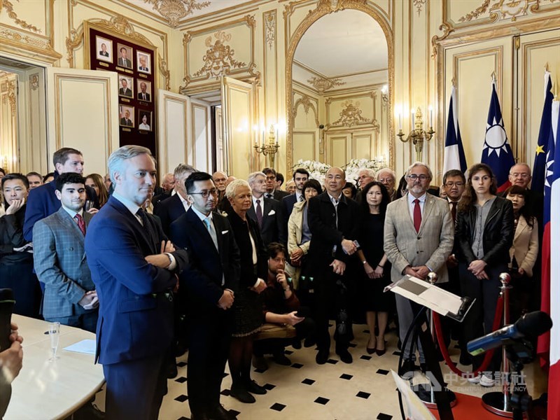 Pejabat-pejabat Prancis berkumpul di Kantor Ekonomi dan Budaya Taipei di Prancis untuk merayakan Hari Nasional pada hari Rabu. (Sumber Foto : Kantor Ekonomi dan Budaya Taipei di Kanada, 10 Oktober 2024)