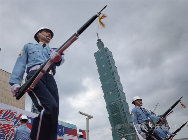 Taipei Municipal Chenggong High School Honor Guard tampil dalam upacara pengibaran bendera di depan Balai Kota Taipei untuk Hari Nasional pada hari Kamis. (Sumber Foto : CNA, 10 Oktober 2024)