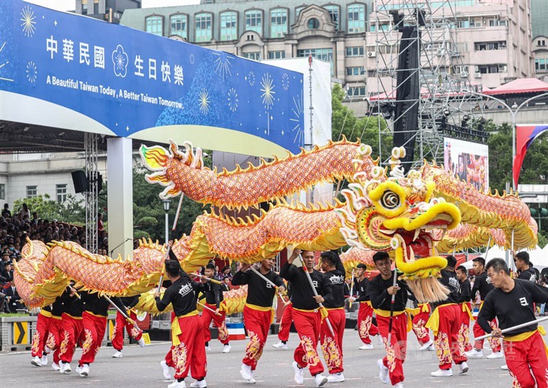 Brigade Infanteri Mekanis 333 dari Korps Angkatan Darat melakukan tarian naga di depan Kantor Kepresidenan untuk Hari Nasional pada hari Kamis. (Sumber Foto : CNA, 10 Oktober 2024)