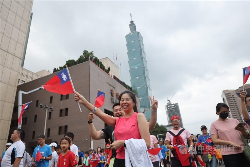 Anggota masyarakat berpartisipasi dalam acara jogging Hari Nasional yang diselenggarakan oleh Pemerintah Kota Taipei pada hari Kamis. (Sumber Foto : CNA, 10 Oktober 2024)