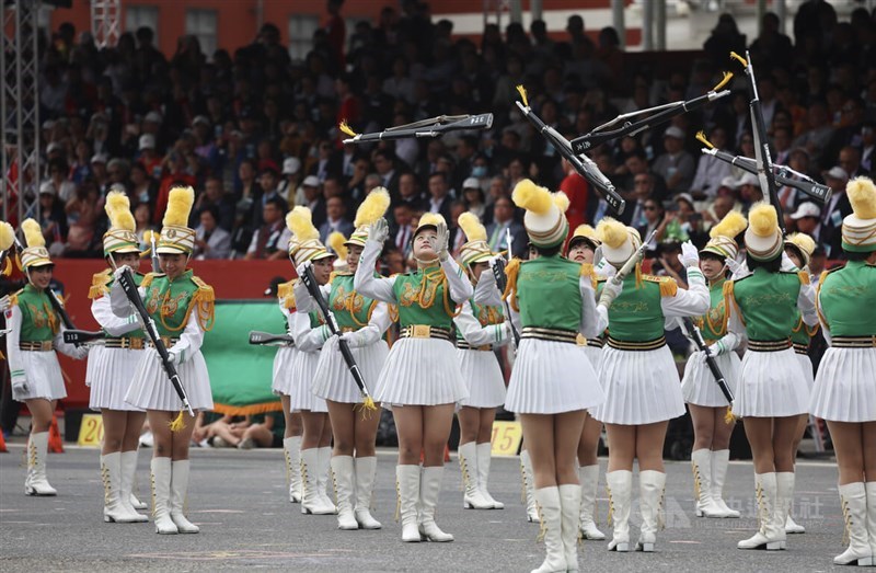 Barisan Musik dari Taipei First Girls High School tampil di depan Kantor Kepresidenan pada hari Kamis. (Sumber Foto : CNA, 10 Oktober 2024)
