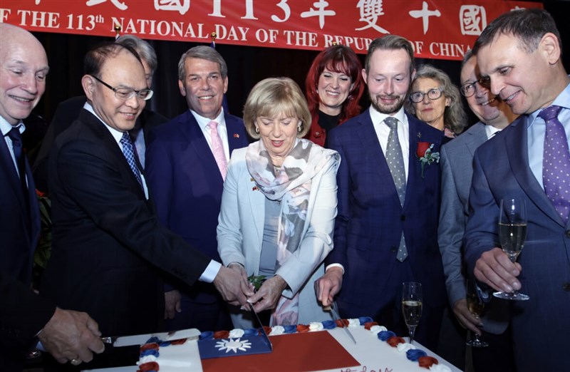 Para pejabat Kanada dan perwakilan Taiwan di Kanada Harry Tseng (曾厚仁, kedua dari kiri) memotong kue seremonial untuk perayaan Hari Nasional pada hari Rabu di Ottawa. (Sumber Foto : Kantor Ekonomi dan Budaya Taipei di Kanada, 10 Oktober 2024)