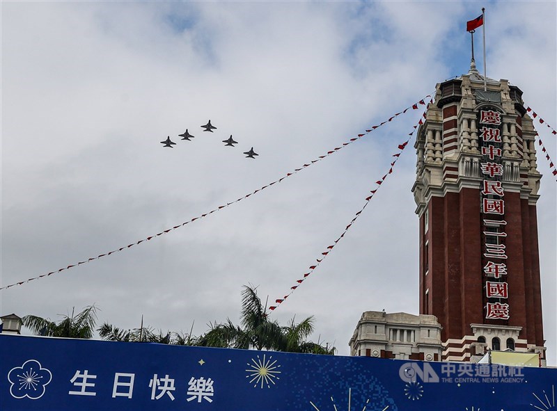 Sebuah skuadron jet Brave Eagle terbang melintasi gedung Kantor Kepresidenan dalam perayaan Hari Nasional di Taipei Kamis. (Sumber Foto : CNA, 10 Oktober 2024)