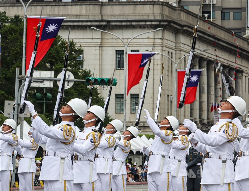 Band Marching Militer Gabungan Kementerian Pertahanan Nasional R.O.C. dan Pengawal Kehormatan tampil di depan Kantor Kepresidenan untuk Hari Nasional Kamis ini. (Sumber Foto : CNA, 10 Oktober 2024)