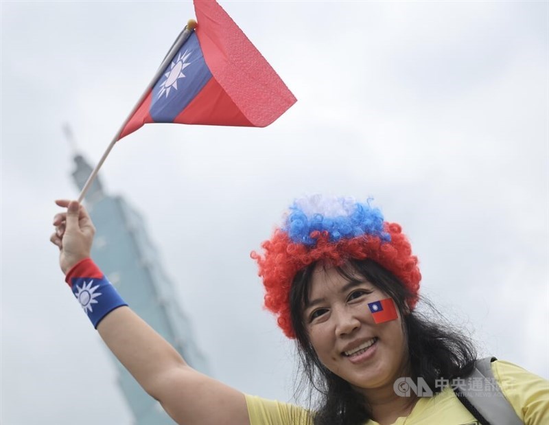 Seorang wanita mengenakan aksesori dengan warna bendera Republik Tiongkok (Taiwan) dalam perayaan Hari Nasional di Taipei Kamis. (Sumber Foto : CNA, 10 Oktober 2024)
