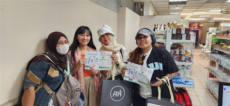 Perwakilan BPJS Ketenagakerjaan di Taiwan berfoto bersama PMI, setelah melakukan pengecekan keaktifan kepesertaan di salah satu toko Indonesia kantor perwakilannya di Taipei City Mall Y-21. (Sumber Foto : Dokumentasi BPJS Ketenagakerjaan).