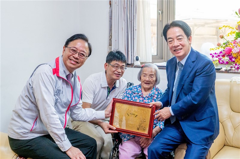 Presiden Lai Ching-te (kanan) dan Wali Kota Taoyuan Chang San-cheng (kiri) memberikan cenderamata kepada Yeh Hsu Hsiu-ying (tengah). (Sumber Foto : Pemerintah Kota Taoyuan, 11 Oktober 2024)