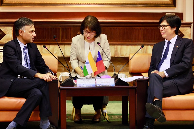 Walikota Kaohsiung Chen Chi-mai (kanan) dan Manharsinh Laxmanbhai Yadav (kiri), direktur jenderal Asosiasi Taipei India. (Sumber Foto : Departemen Urusan Administratif dan Internasional Pemerintah Kota Kaohsiung, 13 Oktober 2024).