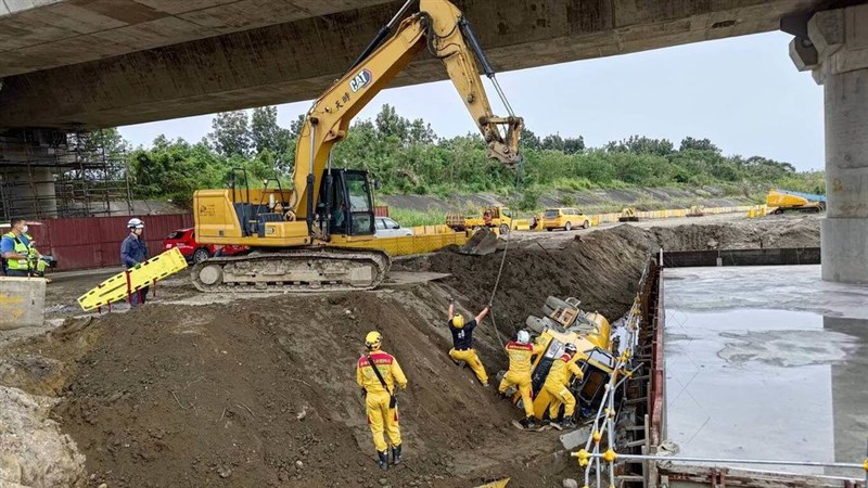 Sebuah truk terbalik di proyek jembatan jalan tol di Pingtung, Minggu. (Sumber Foto : Biro Layanan Pemadam Kebakaran Kabupaten Pingtung)