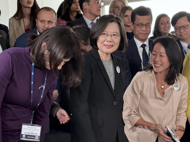 Mantan Presiden Tsai Ing-wen (tengah depan) menghadiri sebuah forum di Praha pada Senin. (Sumber Foto : CNA, 14 Oktober 2024)