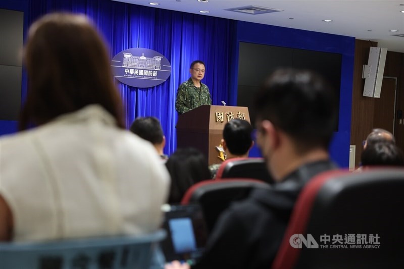 Juru bicara militer Sun Li-fang pada konferensi pers di Taipei untuk latihan militer Tiongkok hari Senin. (Sumber Foto : CNA, 14 Oktober 2024)