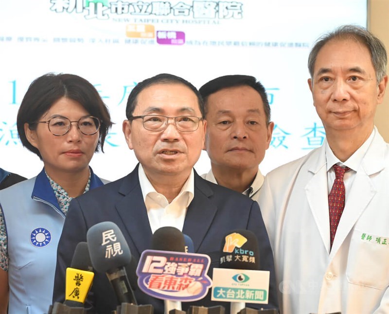 Wali Kota New Taipei, Hou Yu-ih (tengah depan) hari Senin mengomentari latihan militer Tiongkok. (Sumber Foto : CNA, 14 Oktober 2024)