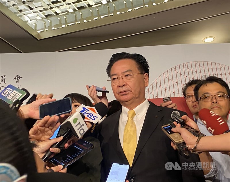 Sekretaris Jenderal Dewan Keamanan Nasional Joseph Wu (tengah) menjawab pertanyaan dari pers. (Sumber Foto : CNA, 14 Oktober 2024)