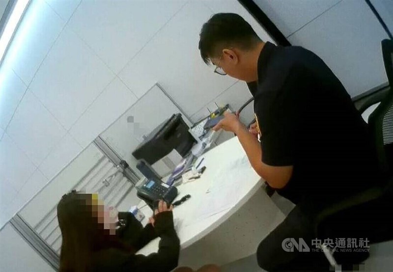 Pegawai bank dan polisi Senin menggagalkan penipuan asmara terhadap seorang wanita di Kota Taichung yang bermarga Lin (kiri). (Sumber Foto : Otoritas setempat)