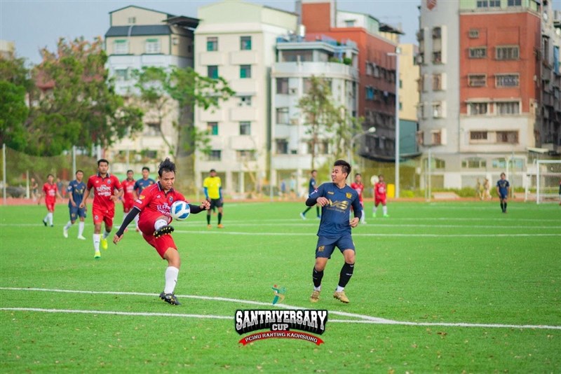 Keseruan lomba sepak bola yang diikuti banyak PMI pada Minggu (13/10) bertempat di Stadion Fongshan dan Stadion Gangshan di Kaohsiung. (Sumber Foto : Dokumentasi PCINU Kaohsiung).