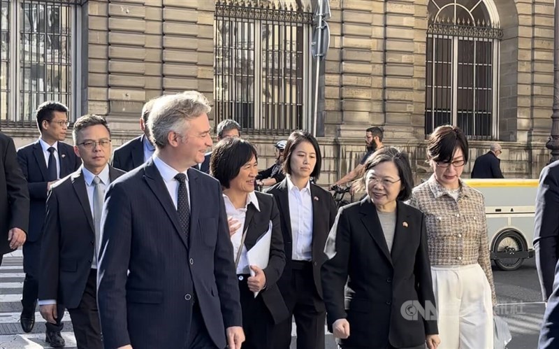 Mantan Presiden Tsai Ing-wen (kedua dari kanan) berbincang dengan senator Prancis Jean-Baptiste Lemoyne dalam perjalanan mereka ke restoran di Paris pada hari Rabu. (Sumber Foto : CNA, 16 Oktober 2024).