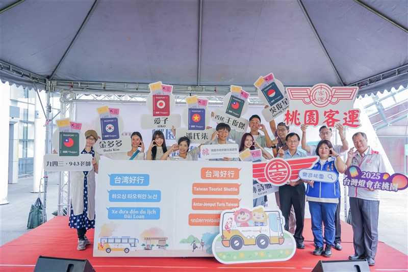 Direktur Jenderal DOT Kota Taoyuan, Chou Po-yin (kelima dari kiri) mengundang tujuh vlogger mancanegara untuk mempromosikan “Taiwan Tourist Shuttle” di Taoyuan. (Sumber Foto : Departemen Pariwisata Kota Taoyuan, 17 Oktober 2024)