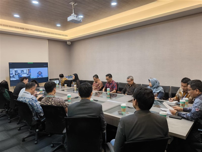 Para tamu undangan beserta wakil kepala, jajaran kepala bidang KDEI, serta analis bidang ketenagakerjaan sedang melakukan pertemuan daring bersama BP2MI di Jakarta. (Sumber Foto : KDEI, 17 Oktober 2024).