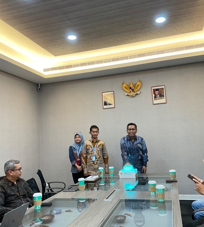 Wakil Kepala KDEI Zulmartinof didampingi analis bidang ketenagakerjaan KDEI menekan tombol tanda peresmian PMI profesional dibuka. (Sumber Foto : KDEI, 17 Okt. 2024).